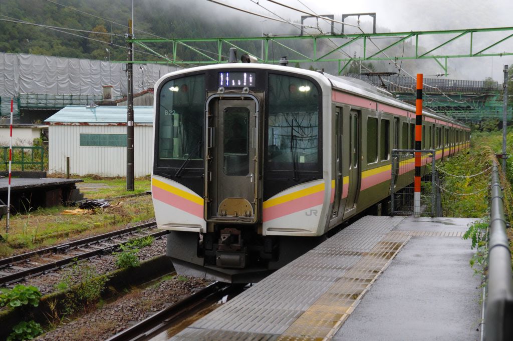 土樽駅・列車がホームに入る