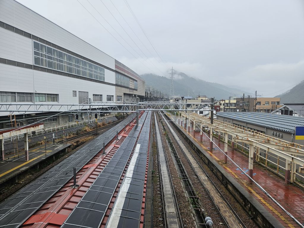 越後湯沢駅・ホームを見下ろす