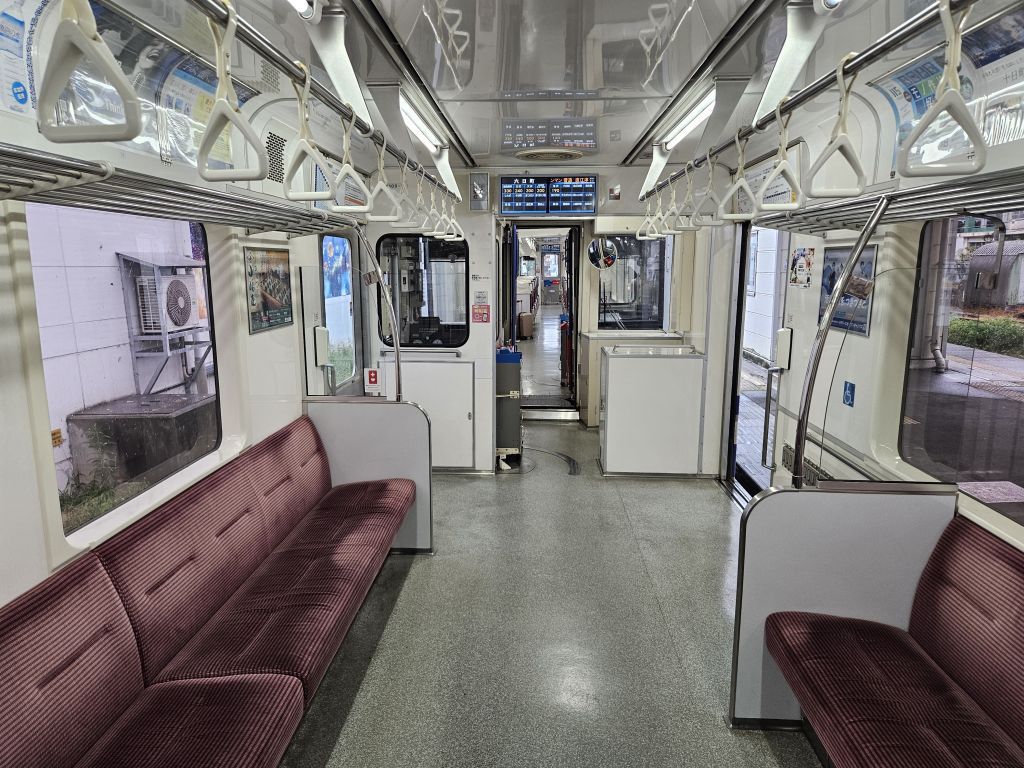 六日町駅・ほくほく線車内