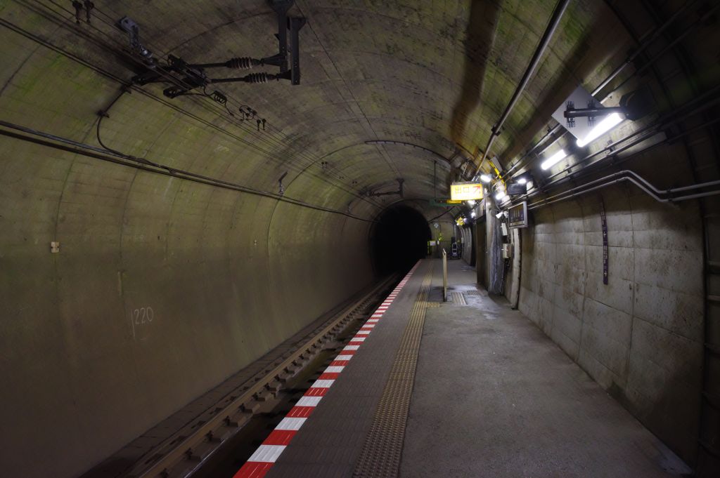 美佐島駅・ホーム内