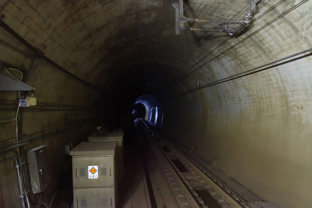 美佐島駅・ホームの先のトンネル