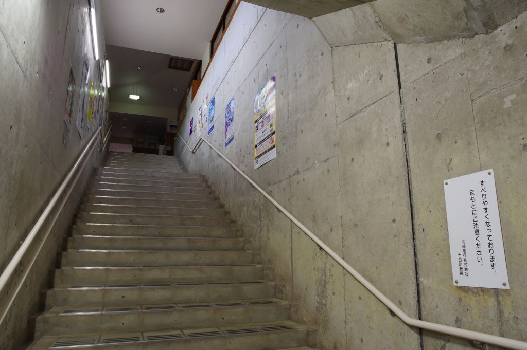 美佐島駅・階段を登る途中