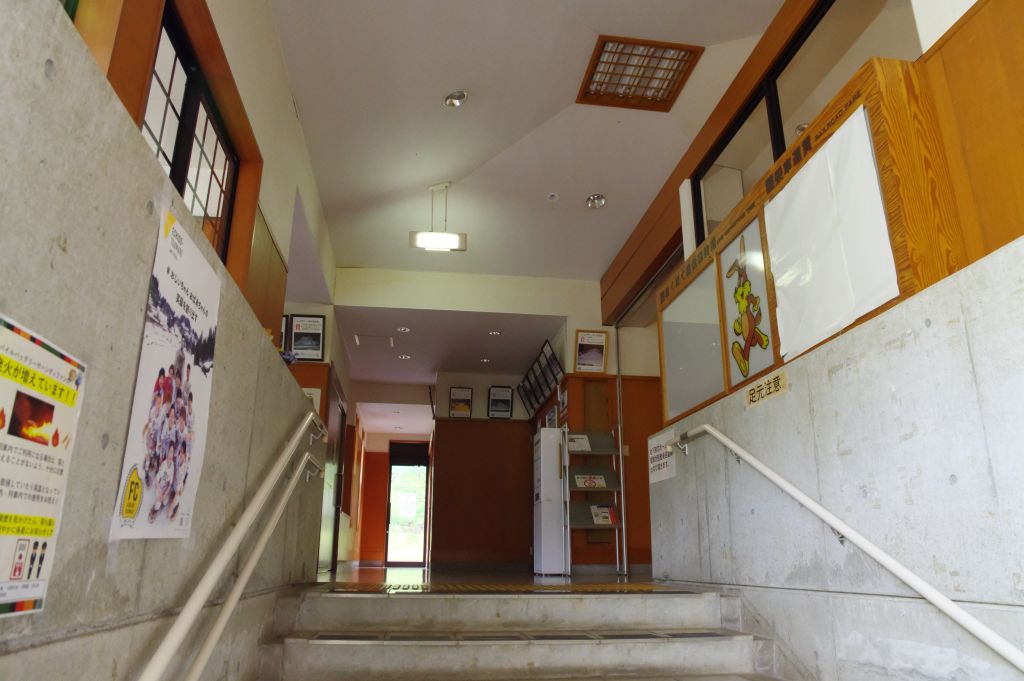 美佐島駅・階段の地上付近