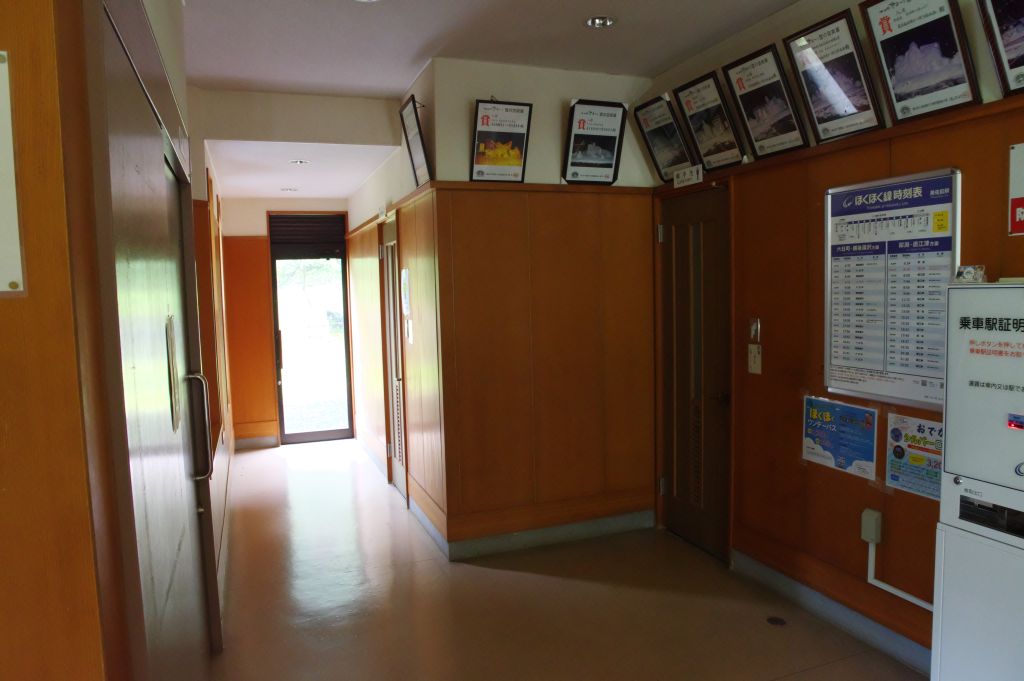 美佐島駅・地上階空間