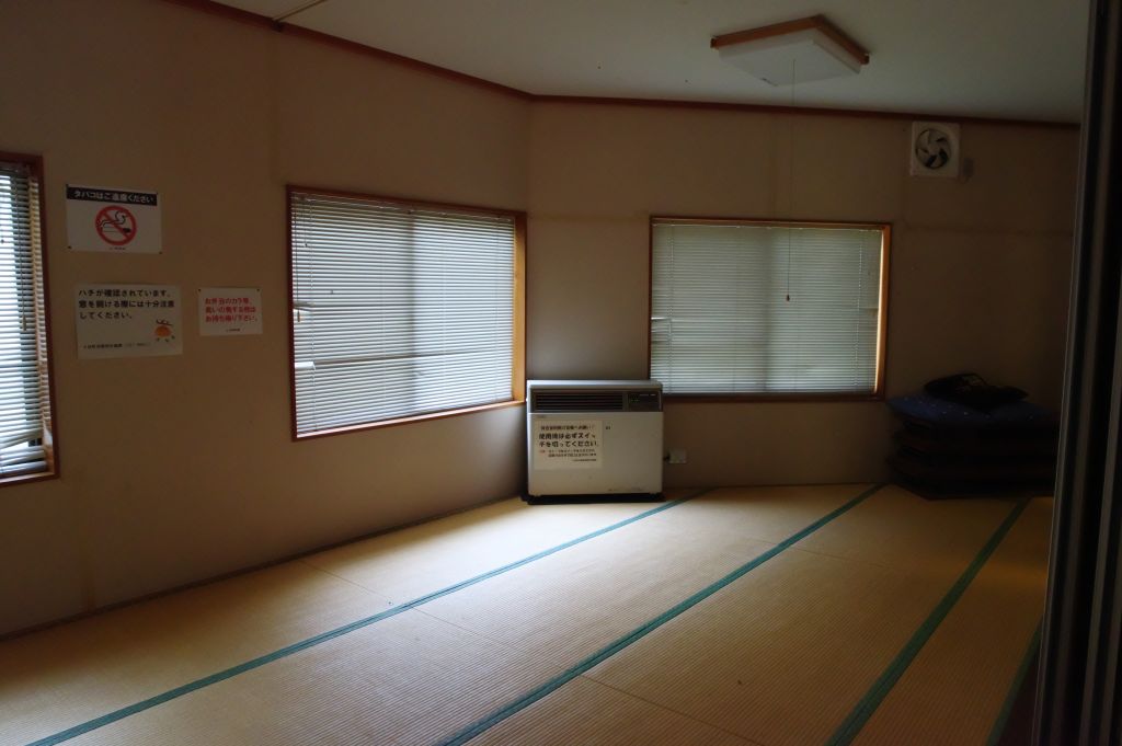 美佐島駅・地上階の待合室・和室