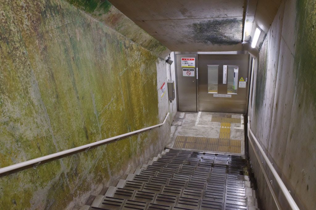 美佐島駅・階段・ドア前