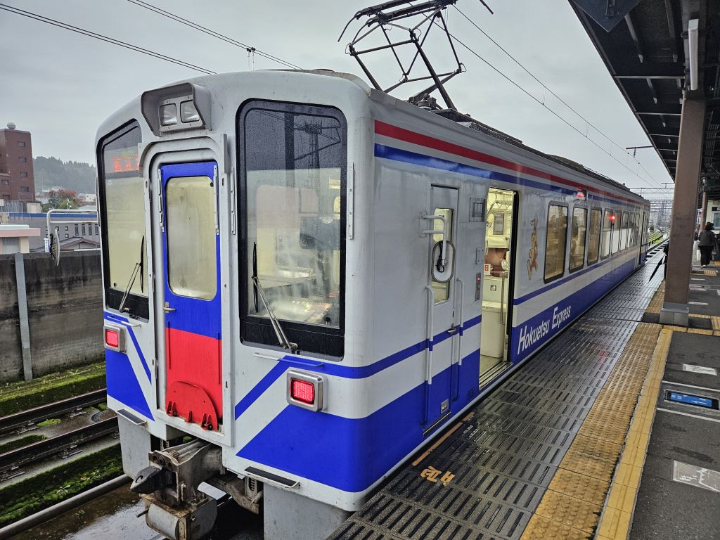 十日町駅・ほくほく線ホームと車両