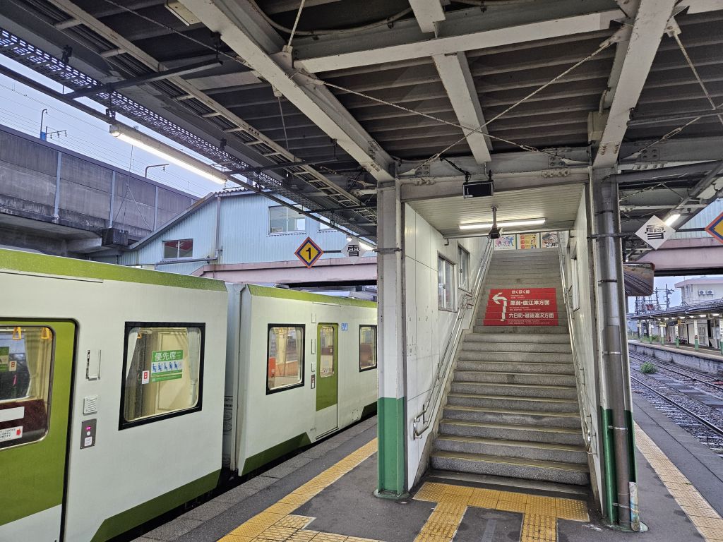 十日町駅・階段と跨線橋