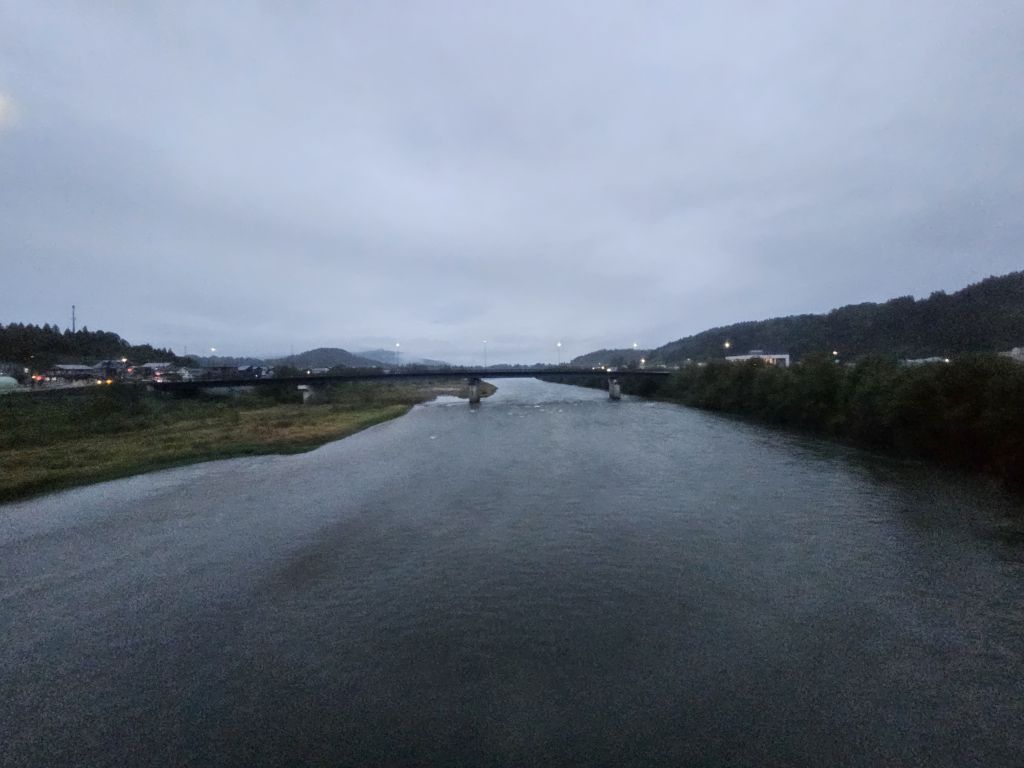 飯山線・車窓・魚野川を渡る