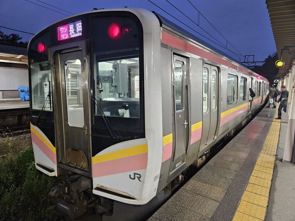 越後川口駅・上越線が到着