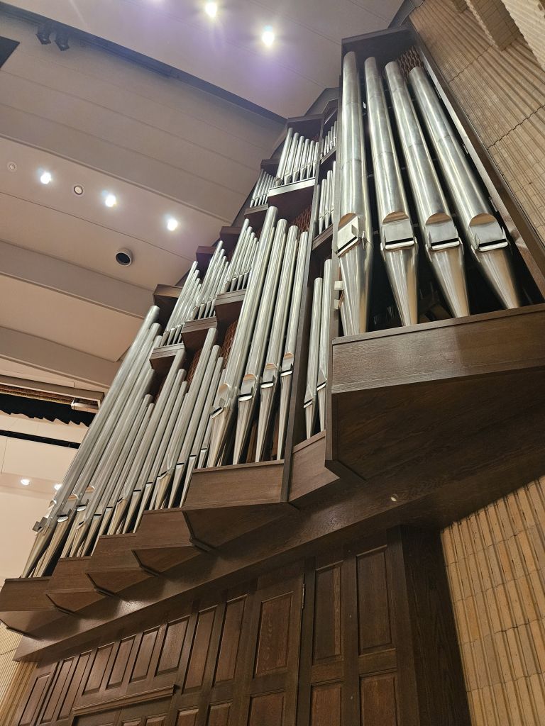 ホール内のオルガン