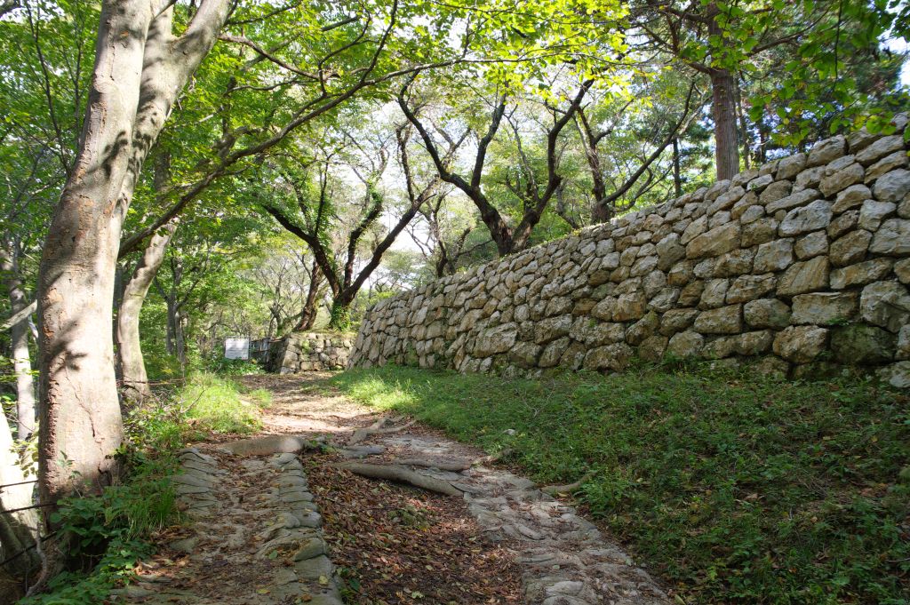 村上城・石垣が見えてきた