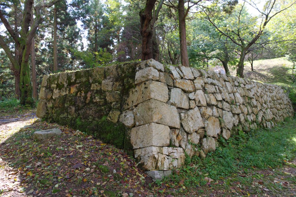 村上城・四ツ門跡の石垣、右