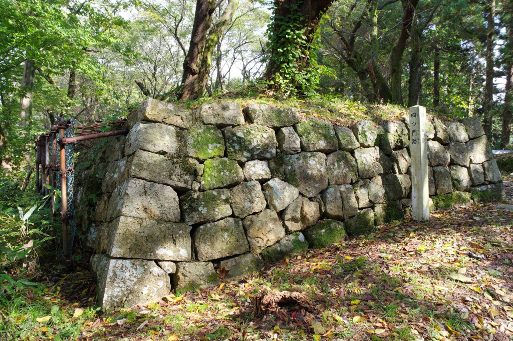 村上城・四ツ門跡の石垣、左