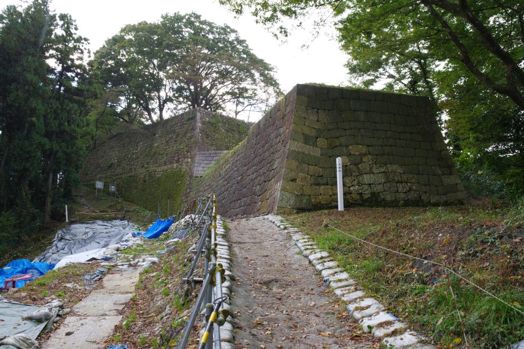 村上城・出櫓と本丸の石垣