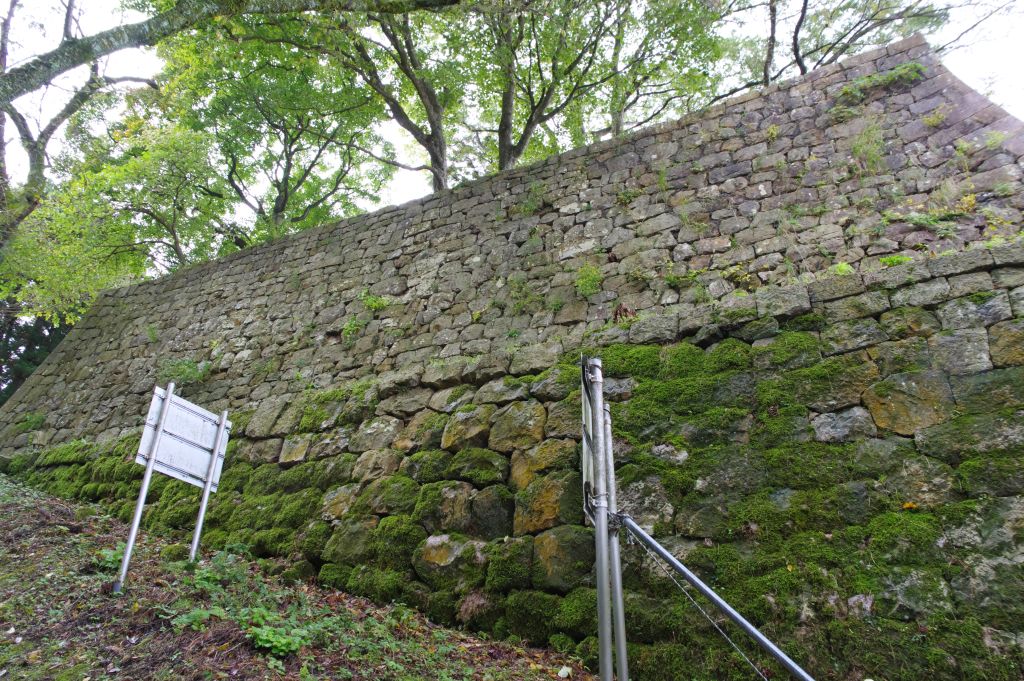 村上城・本丸の石垣を見上げる