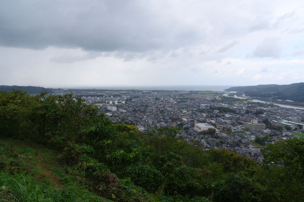 村上城・本丸眺望・俯瞰左・海や城下町