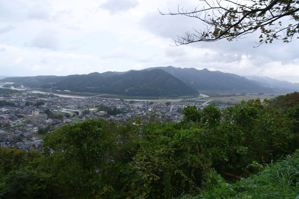 村上城・本丸眺望・俯瞰右・川と山並