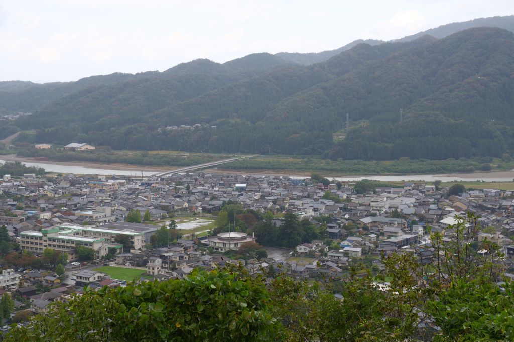 村上城・本丸眺望・川と城下町側
