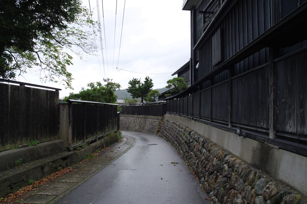 黒塀通り・石垣と黒い塀の道