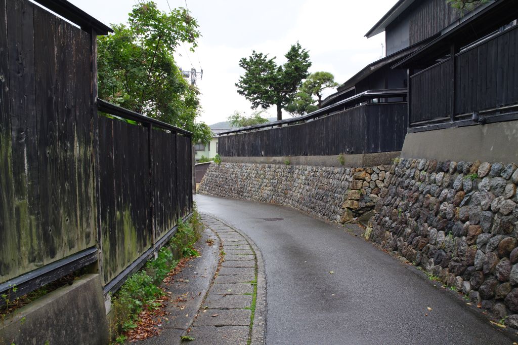 黒塀通り・石垣と黒い塀の道