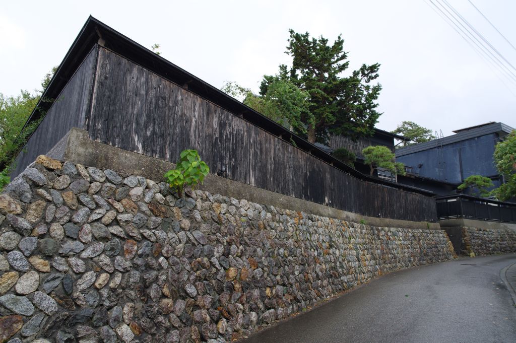 黒塀通り・見上げる石垣と黒塀