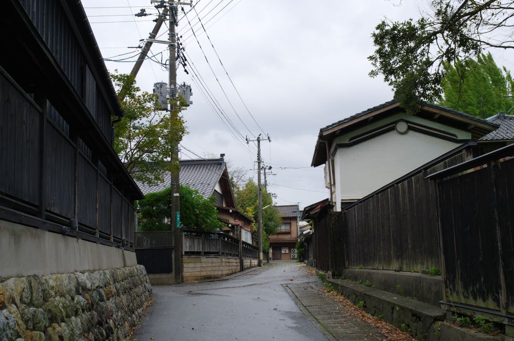 黒塀通り・交差点へ戻る