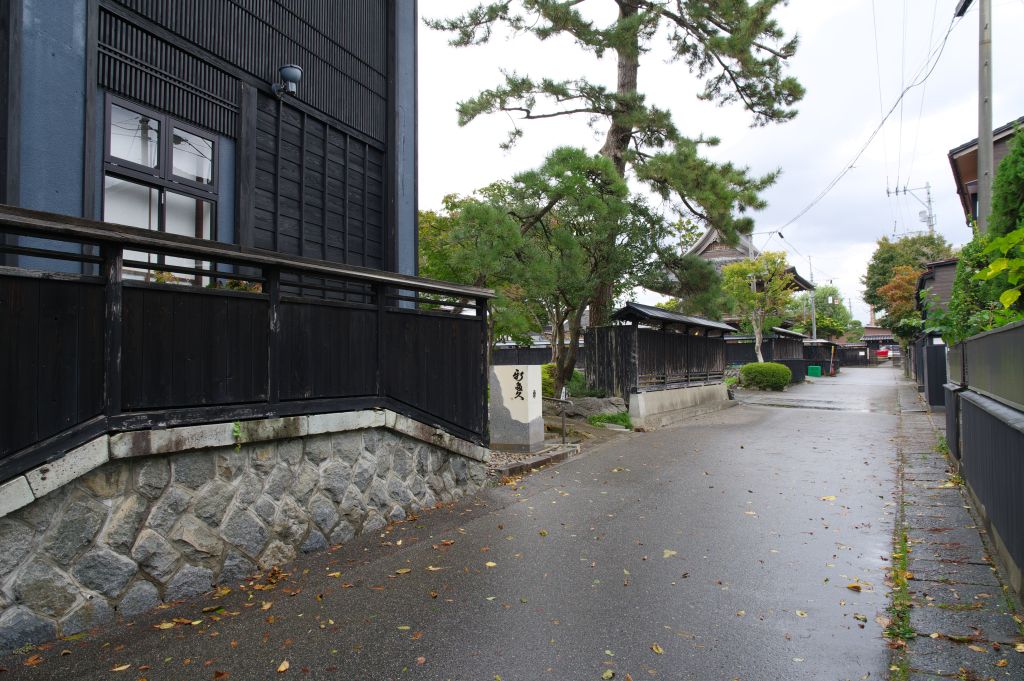 安善小路・割烹新多久の脇