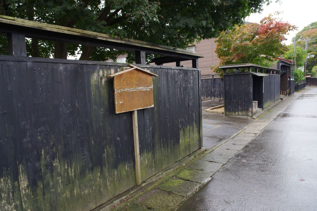 安善小路・安善寺向かいの黒塀