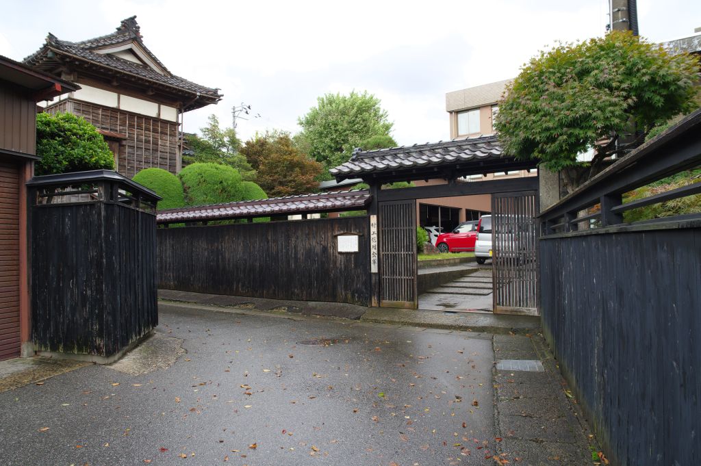 安善小路・村上信用金庫の門