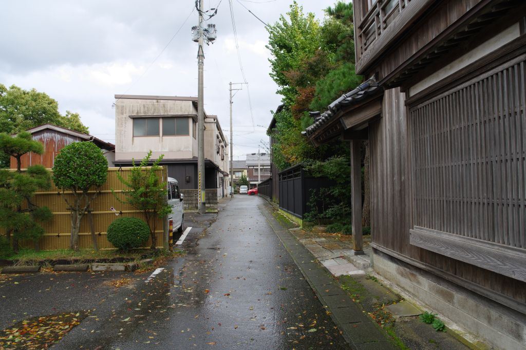 安善小路・大通り方向へ曲がる