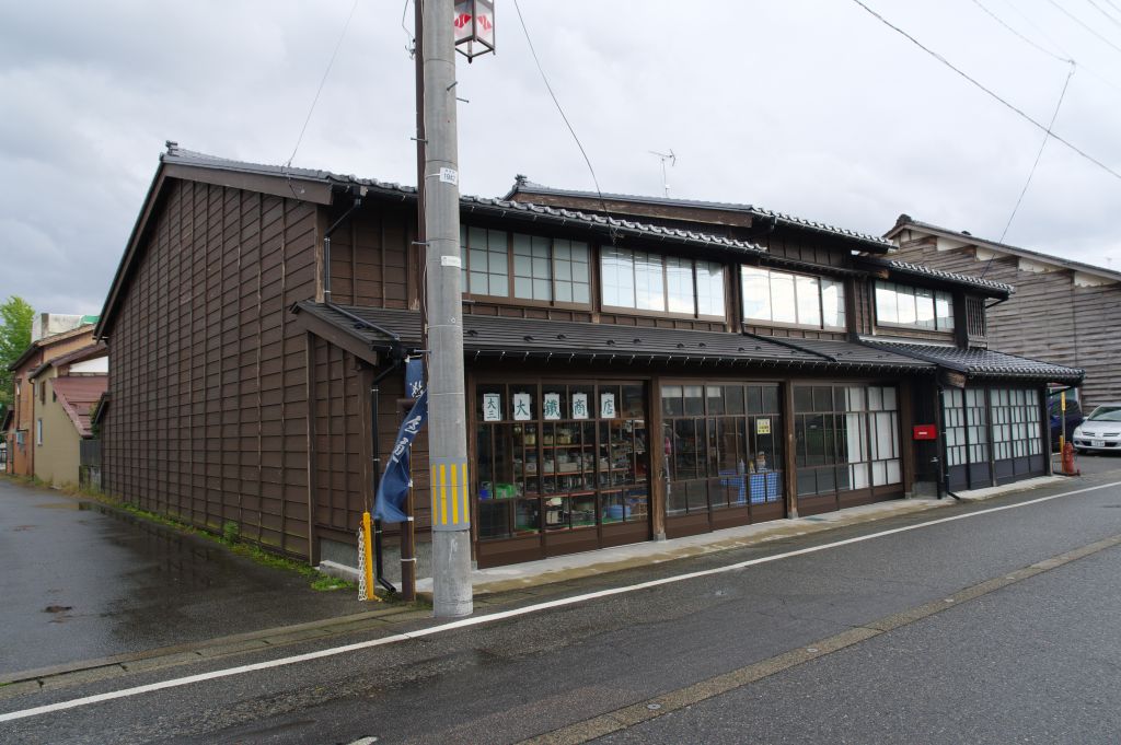 越後村上町屋通り・伝統的な建物の商店