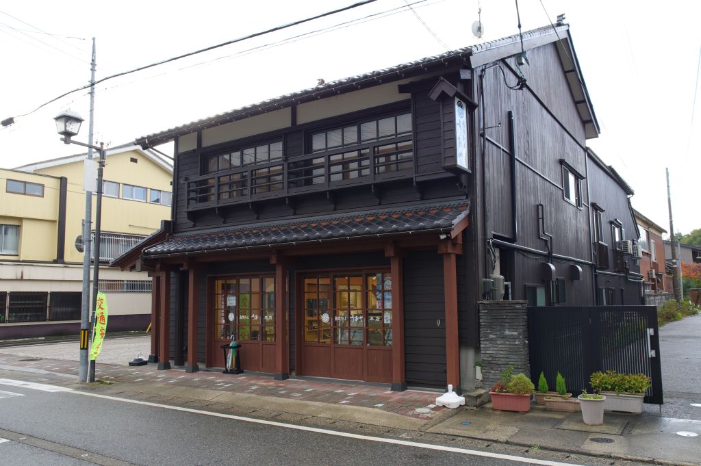 越後村上町屋通り・伝統的な建物の商店