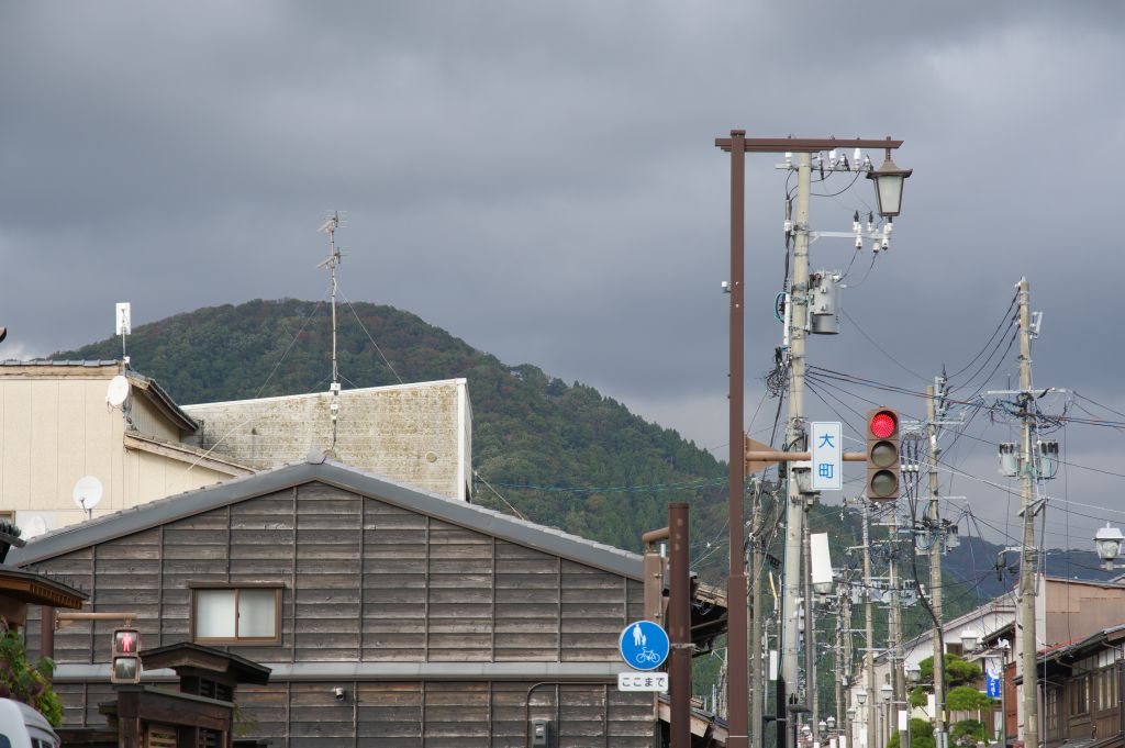 越後村上町屋通り・山並、曇天