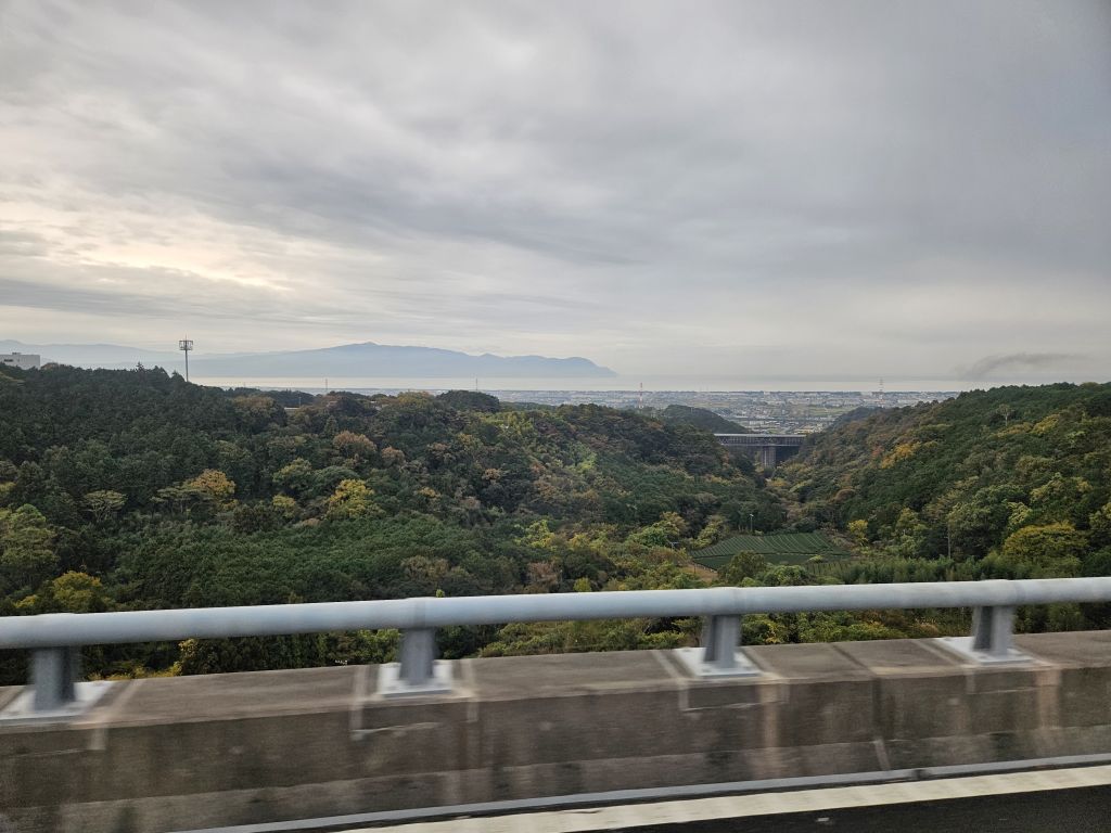 新東名・遠くに伊豆半島