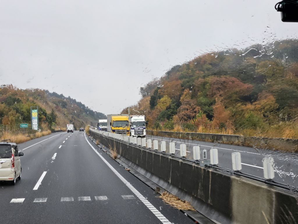 新東名・雨が降る