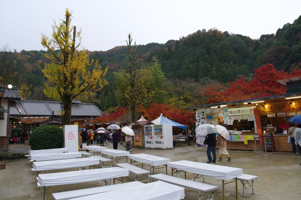 香嵐渓・広場の店舗群