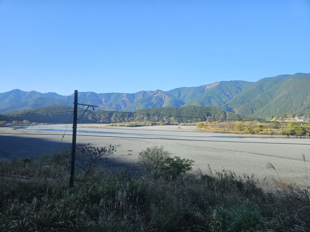 大井川沿いバス車窓・線路沿い