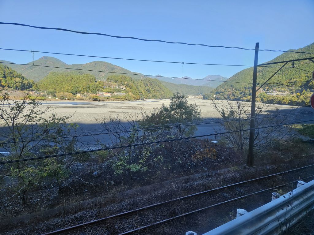 大井川沿いバス車窓・線路沿い