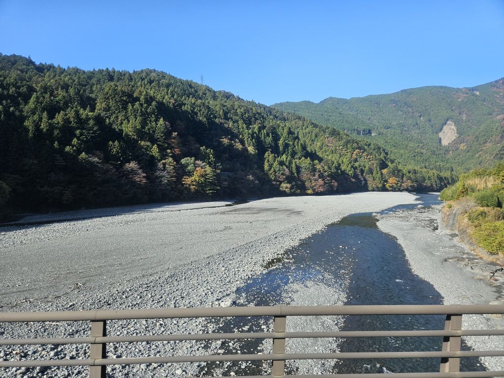 大井川沿いバス車窓・柳崎大橋