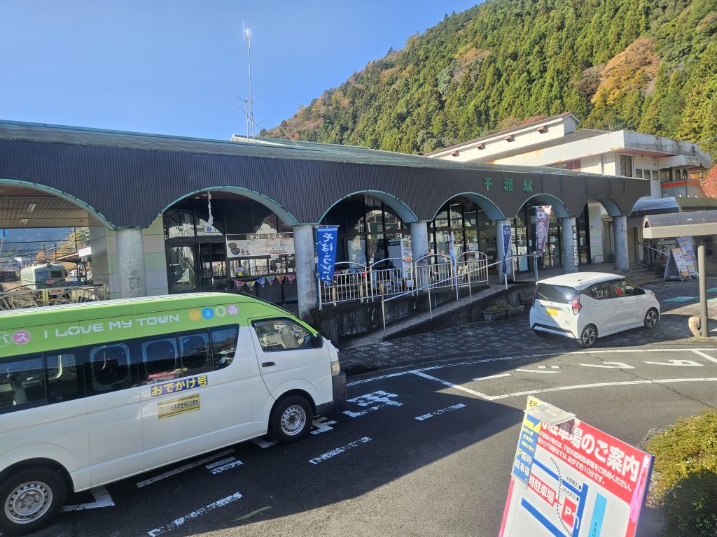 大井川沿いバス車窓・千頭駅・駅舎前
