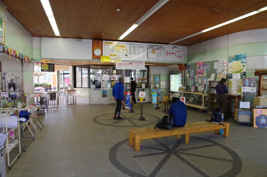 千頭駅・改札前
