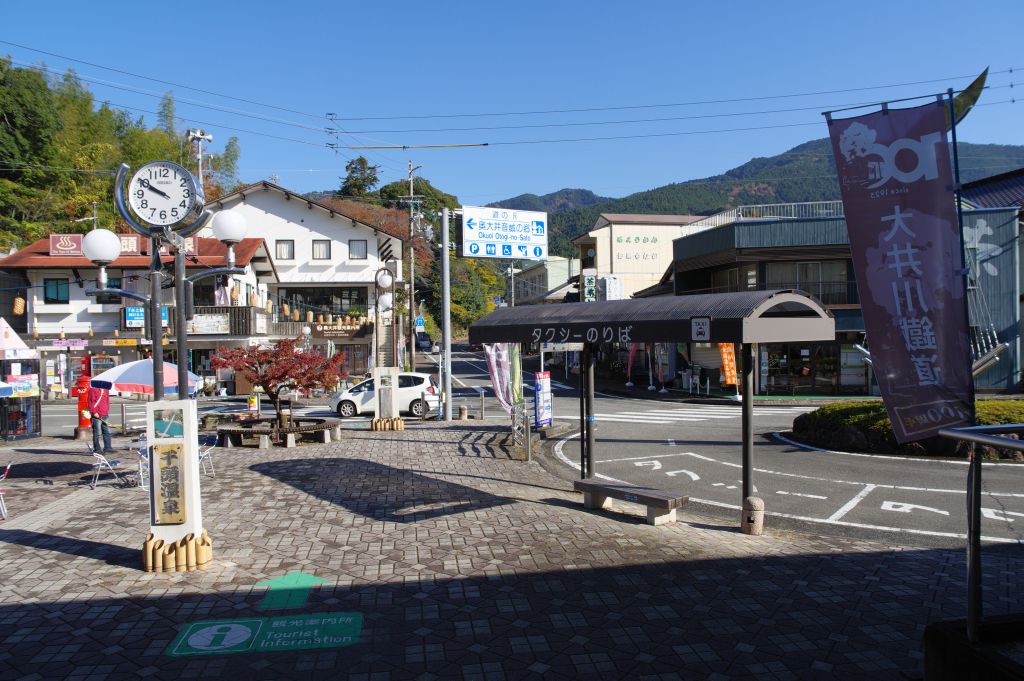 千頭駅・駅前広場と店舗群