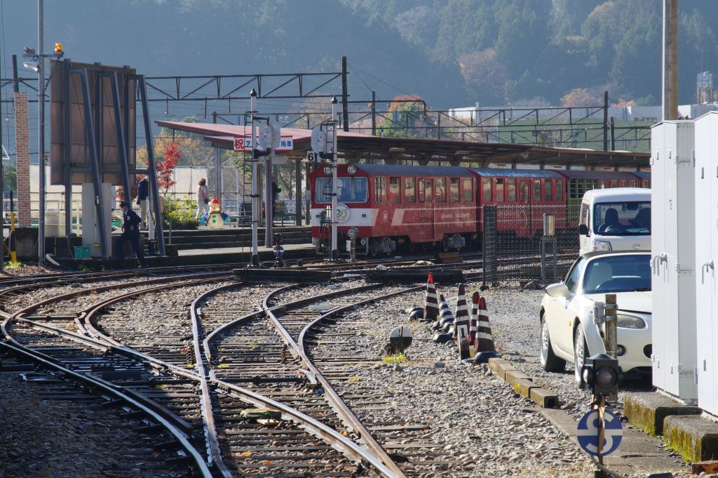 千頭駅・踏切から見る井川線