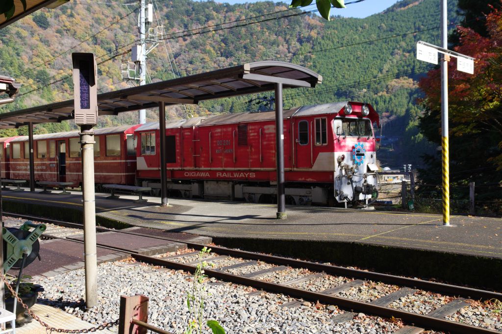接岨峡温泉駅・停車中の列車