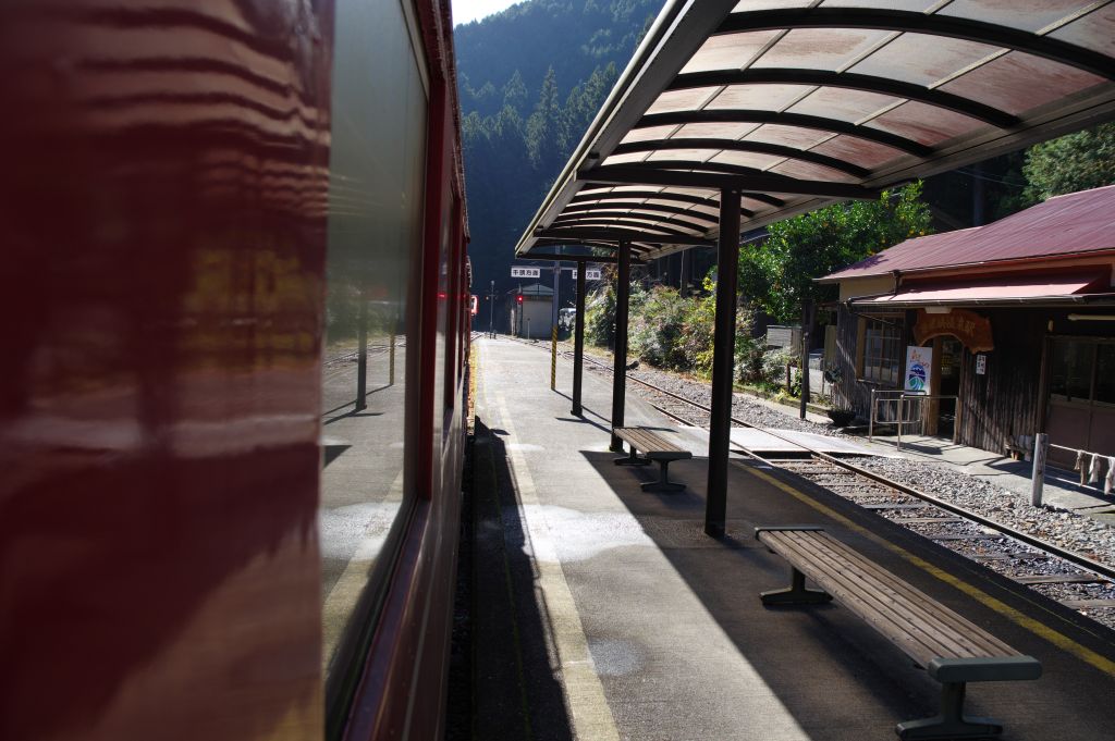 接岨峡温泉駅・ホーム麓側