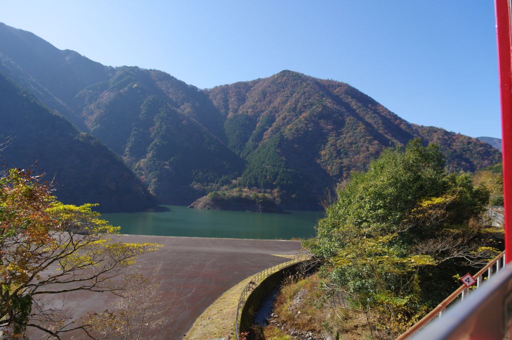 奥大井湖上駅・麓側の大井川・接岨湖と山並
