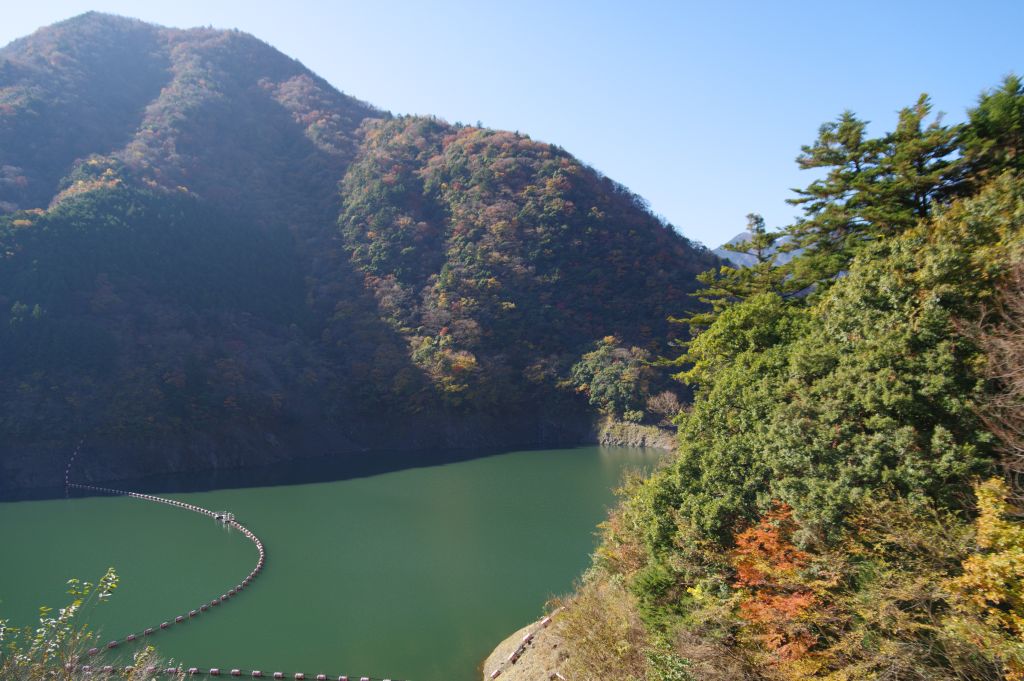 奥大井湖上駅・麓側の大井川・接岨湖と山並