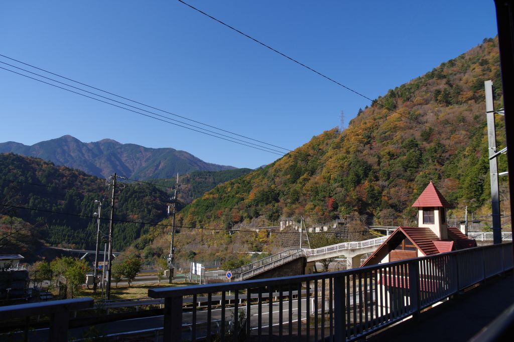 長島ダム駅・駅舎と山並