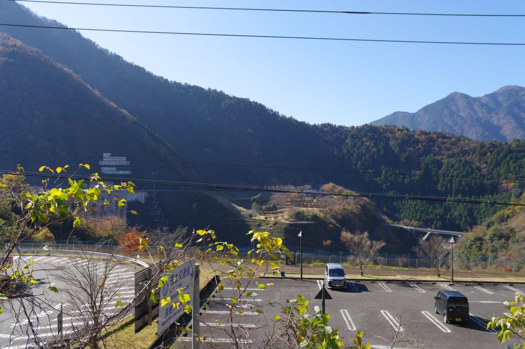長島ダム駅・駅前の開放的な風景